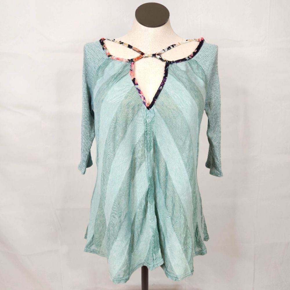 3$/25 Gimmicks By BKE The Buckle Green V Neck Criss Cross Strap Chevron Top Sz M